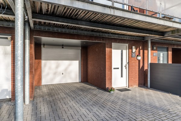 Foto - Te koop: Moderne instapklare drive-inwoning met garage, 3 slaapkamers, balkon met prachtig uitzicht en geheel bestraatte onderhoudsvriendelijke tuin met tuinkamer gelegen aan de rand van Heerlen.